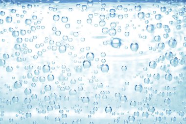 Bardakta gaz kabarcıkları olan soda, yakın çekim.