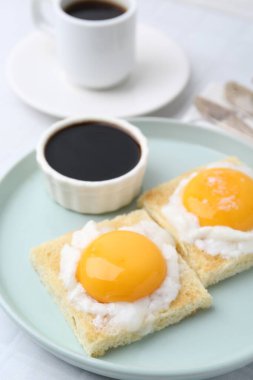 Lezzetli kaya tostları ve yarım haşlanmış yumurtalar, yakın plan. Geleneksel Asya kahvaltısı