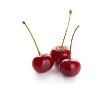 Beyaz üzerine izole edilmiş üç taze kiraz.