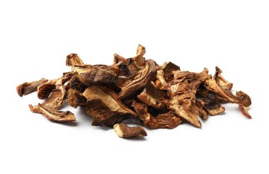 Kurumuş mantar parçaları beyaza izole edilmiş.