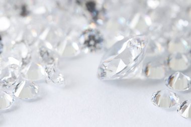 Işıklı arka planda pek çok parlak elmas, yakın plan