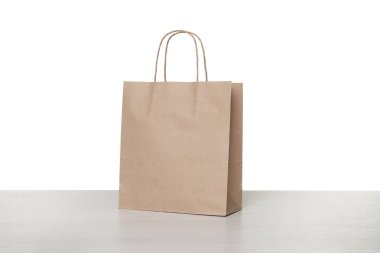 Masada beyaz arkaplana karşı bir kese kağıdı