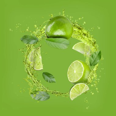 Taze sulu limonlar ve yeşil arka planda bir tutam içki.