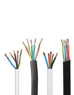 Beyaz üzerine izole edilmiş bakır telli kablolar.