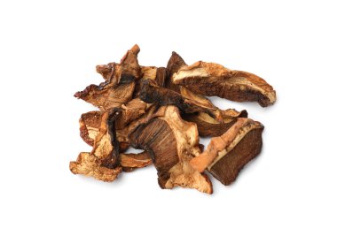 Kurumuş mantar parçaları beyaza izole edilmiş.