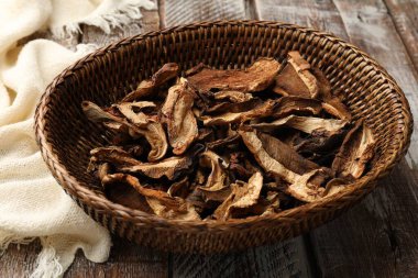 Kurutulmuş mantarlar ahşap masada, yakın plan.