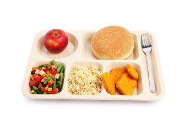 Lezzetli yemek ve çatallı plastik tepsi beyaza izole edilmiş. Okul yemeği.