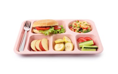 Lezzetli yemek ve çatallı plastik tepsi beyaza izole edilmiş. Okul yemeği.