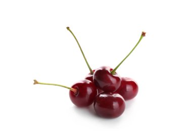 Birçok taze kiraz beyazda izole olur.