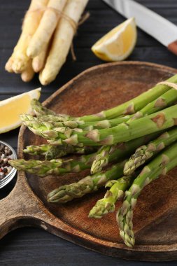 Farklı çiğ kuşkonmaz mızrakları, baharatlar ve bıçak.