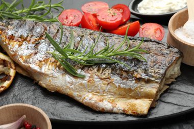 Masada baharat ve sosla servis edilen kızarmış uskumru. Yakın plan. Ev yapımı deniz ürünleri yemeği.