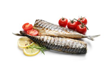 Beyaz üzerine izole edilmiş baharat ve domatesli kızarmış uskumrular. Ev yapımı deniz ürünleri yemeği.