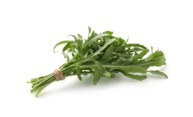 Bir demet taze yeşil roka yaprakları beyaz üzerine izole edilmiş.