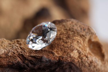 Tahtanın üzerinde güzel parlak bir elmas, yakın plan.