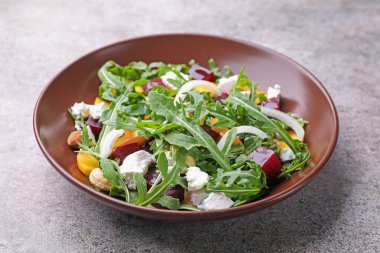 Lezzetli salata roka, peynir, şeftali, pancar ve fındık, yakın plan.