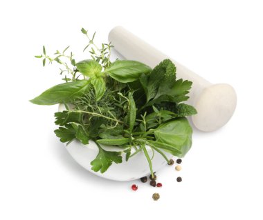 Farklı taze otlu havan, karabiber ve kabuklu beyaz kabuk.