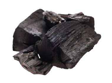 Siyah kömür parçaları beyaza izole edilmiş.