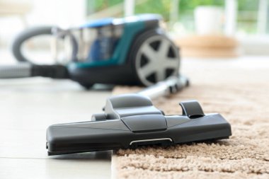 Bir elektrikli süpürge içeride, yakın plan.