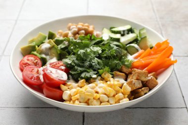 Işıklı masada farklı sağlıklı vejetaryen yemekleri, yakın plan.