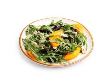 Lezzetli salata roka, mavi peynir ve sebzeler beyaz üzerine izole edilmiş.