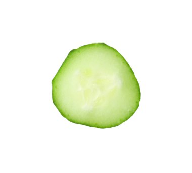 Beyaz üzerine izole edilmiş taze salatalık dilimi.