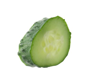 Beyaz üzerine izole edilmiş taze salatalık dilimi.