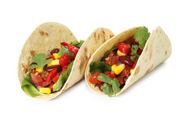 Fasulyeli ve sebzeli leziz vejetaryen tacolar.