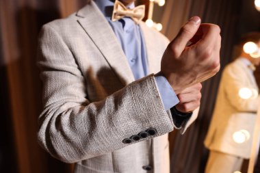 Adam aynanın yanında hazırlanıyor, yakın plan.