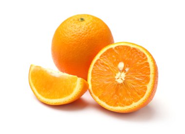 Bütün ve kesilmiş portakal üzerinde beyaz izole