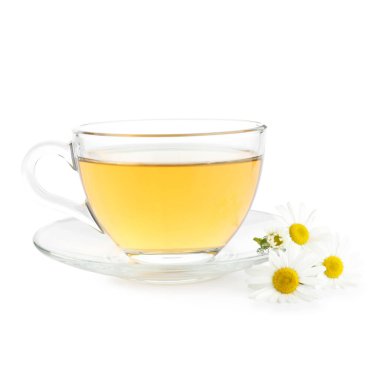 Cam bardakta Aromatik çay ve beyaz papatya çiçekleri