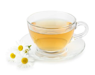 Cam bardakta Aromatik çay ve beyaz papatya çiçekleri