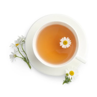 Bardakta Aromatik çay ve beyaz papatya çiçekleri, üst manzara