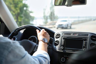 Direksiyonlu bir adam, yakın plan.