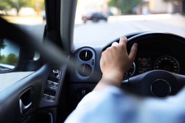 Direksiyonlu bir adam, yakın plan.