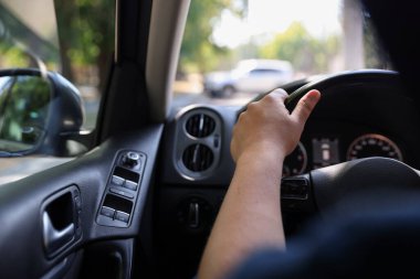 Direksiyonlu bir adam, yakın plan.