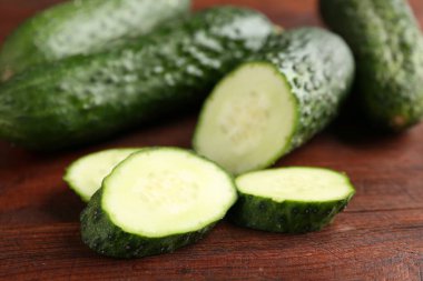 Tüm salatalıkları ahşap masaya koyun, yakın plan.