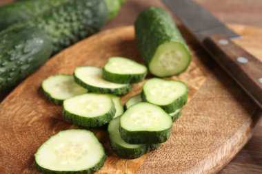 Tüm salatalıkları ahşap masaya koyun, yakın plan.