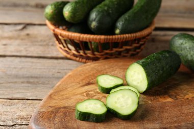 Kes ve salatalıkları ahşap masaya koy, yakın plan.