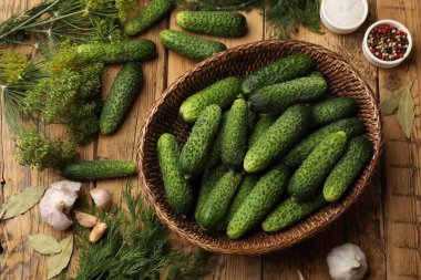 Turşu yapıyorum. Taze salatalıklar ve diğer malzemeler ahşap masada, düz yerde.