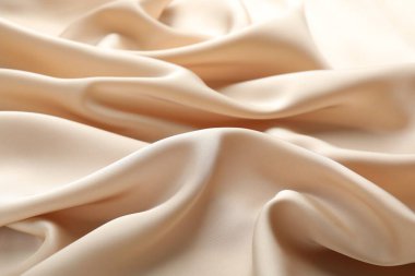 Arkaplan olarak buruşuk bej ipek kumaş, yakın plan