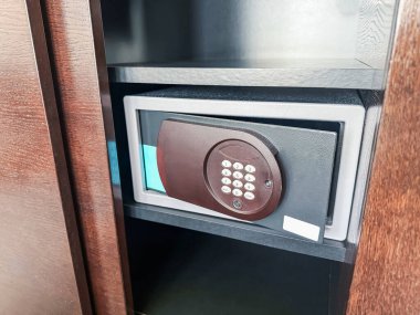 İçeride elektronik kilit olan çelik kasa, yakın plan.