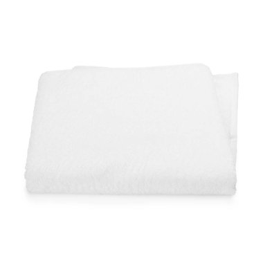 Bir kıvrılmış havlu beyaza izole edilmiş.