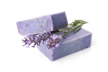 Sabun barları ve lavanta çiçekleri beyaza izole edilmiş.