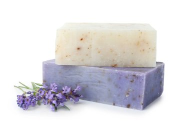 Sabun barları ve lavanta çiçekleri beyaza izole edilmiş.
