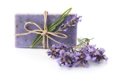 Sabun çubuğu ve lavanta çiçekleri beyaz üzerine izole edilmiş.