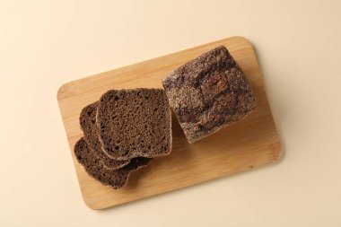 Bej arka planda taze çavdar ekmeği parçaları, üst manzara.