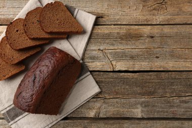 Ahşap masanın üstünde taze çavdar ekmeği parçaları, üst manzara. Metin için boşluk