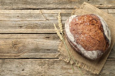 Bir somun taze ekmek ve tahta masaya çiviler, düz bir şekilde. Metin için boşluk