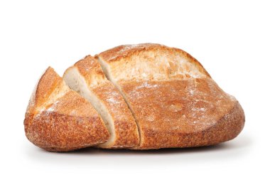 Beyaz üzerine izole edilmiş taze ekmek parçaları.