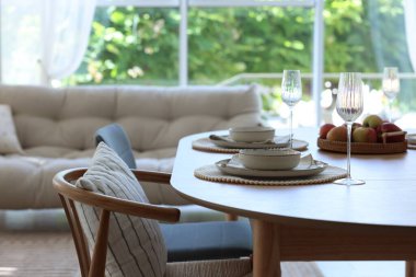 Yemek odasında güzel bir masa, sandalye ve dekor var. İç tasarım